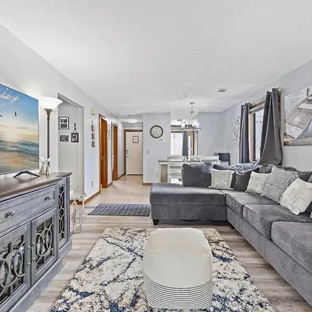 Spacious Modern Condo - 1St Floor - One Block To The Beach
